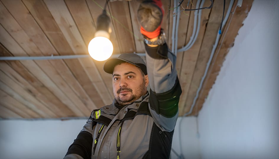 Elektricien controleert verlichting na installatie. Netjes afgewerkt en veilig uitgevoerd elektra werk door FB Bouwdiensten.