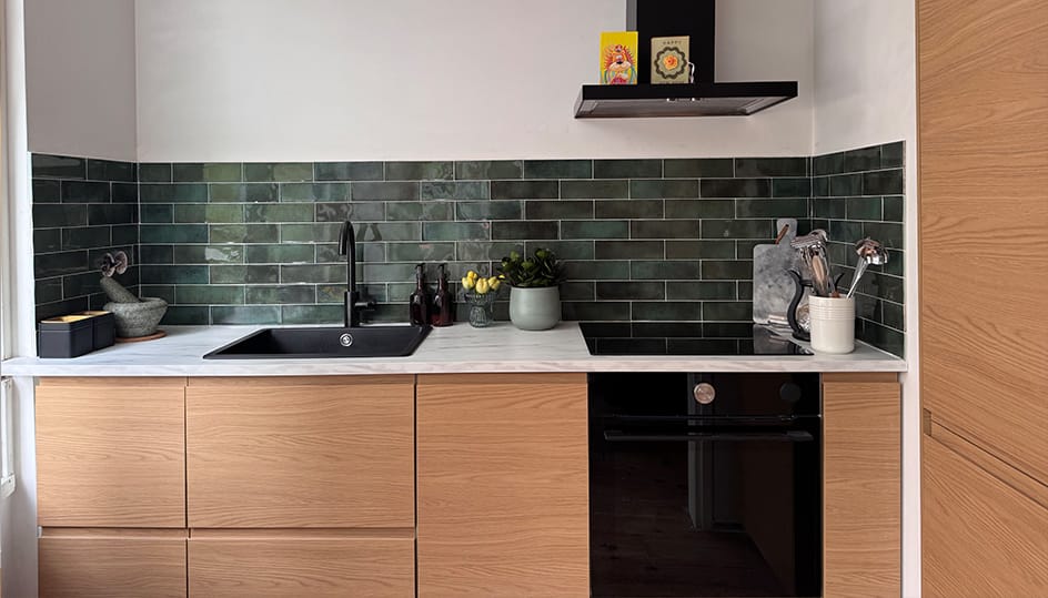 Moderne keuken met houten kasten en groene tegelwand. Strak gemonteerde afwerking en maatwerk door FB Bouwdiensten.